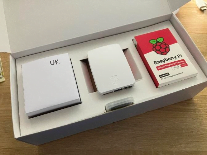 Official Raspberry Pi 5 Desktop Kit 4 GB Danish
